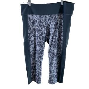 Under Armour Gray White Patterned Heat Gear Capri Compression Leggings Size L